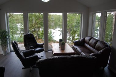 Skogsstugan har en härlig sjöutsikt